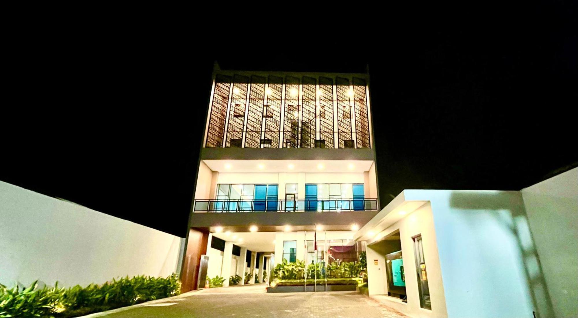 Front One Hotel Gombong Gombong  Zewnętrze zdjęcie